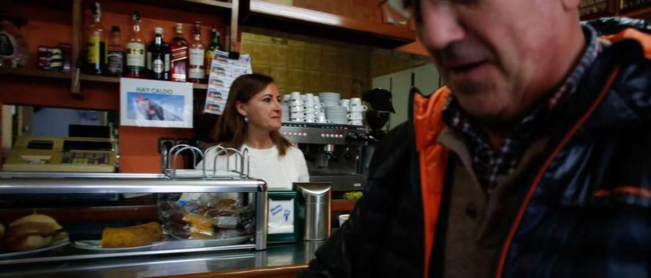 Carlos Suárez, tras la barra del Mesón de Carlos, en el barrio de Piedramenuda.