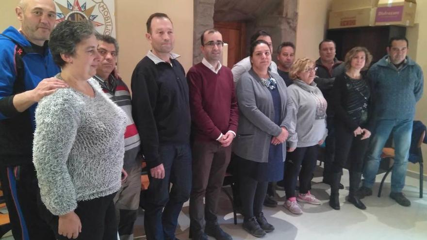 José Víctor Rodríguez y Laura Álvarez, en el centro, acompañados por los integrantes del programa &quot;Actívate&quot;.