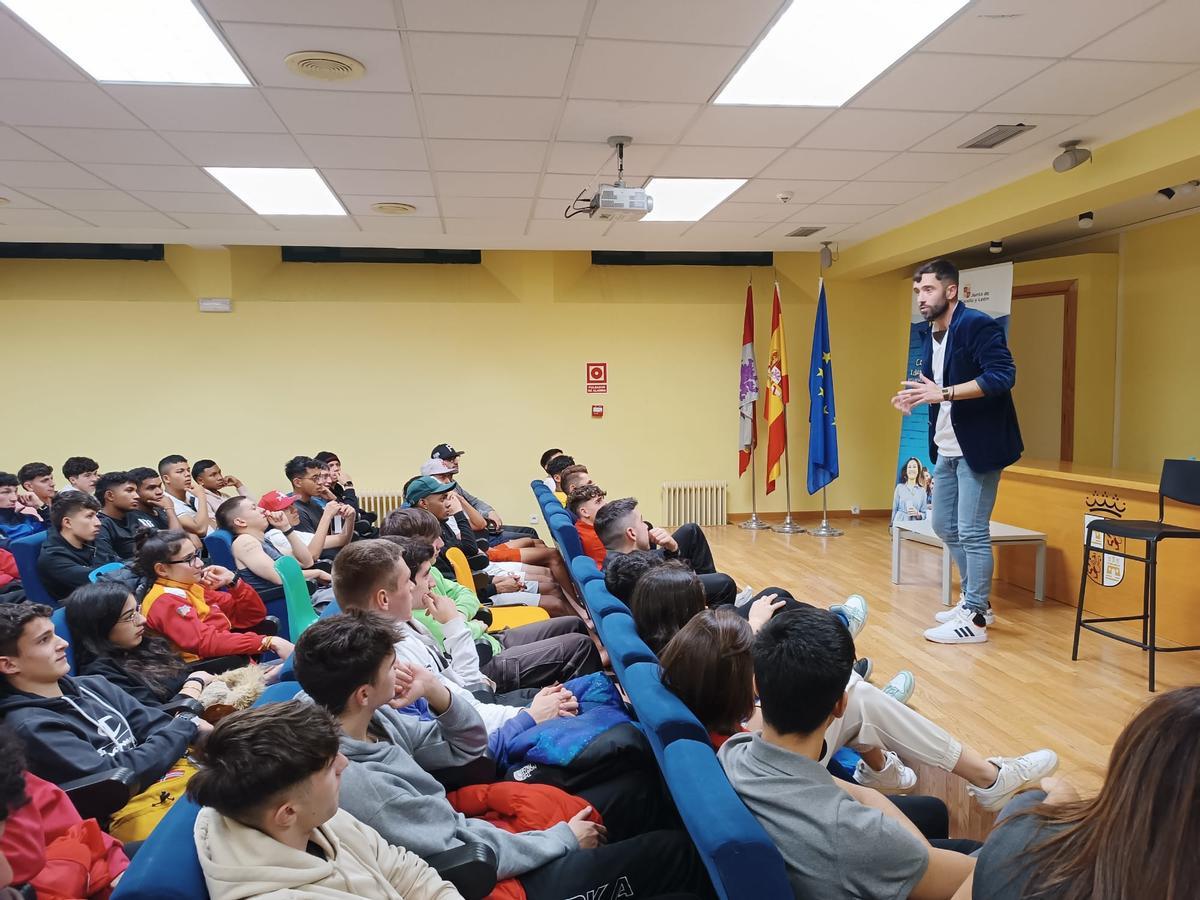 Actividad en el salón de actos de la residencia Doña Urraca de Zamora.