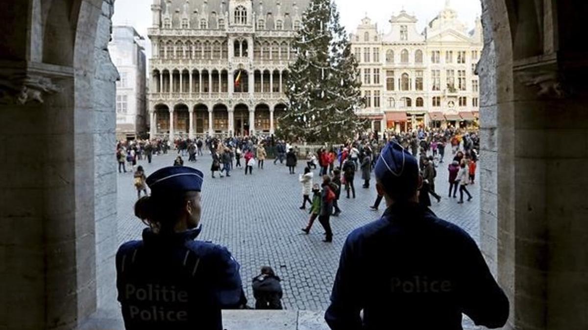 La policía belga vigila la Grand Place de Bruselas.