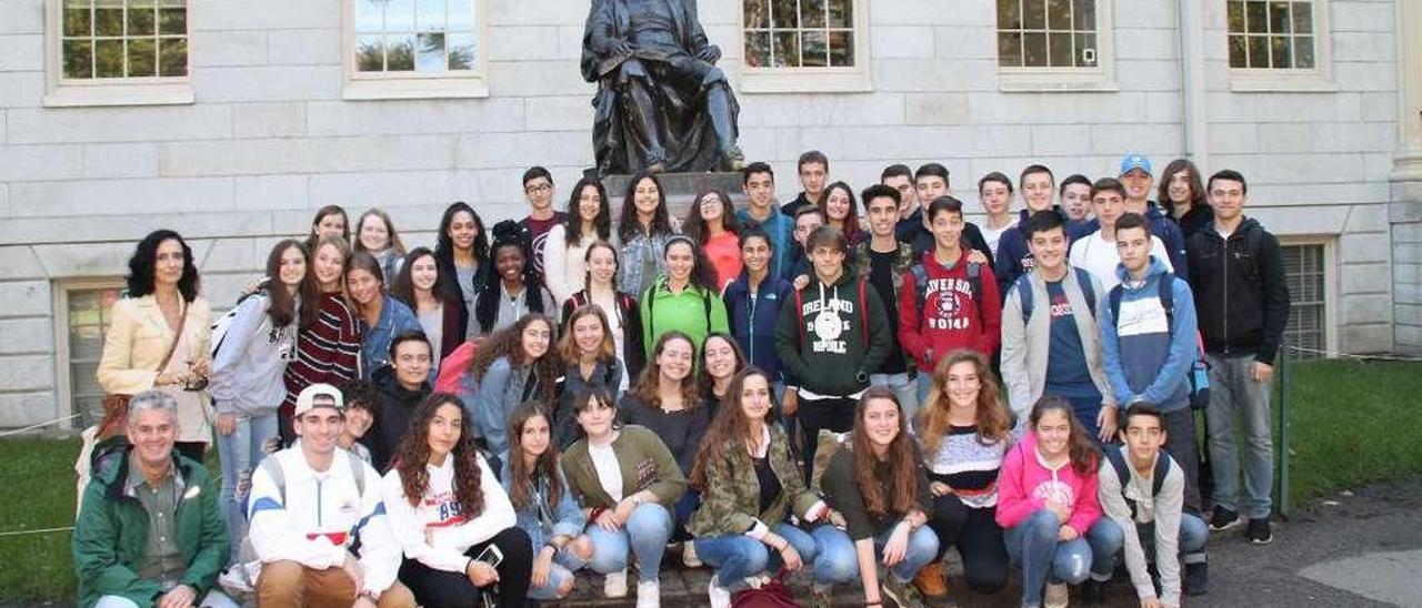 Los alumnos y docentes españoles, con sus compañeros estadounidenses en la Universidad de Harvard.