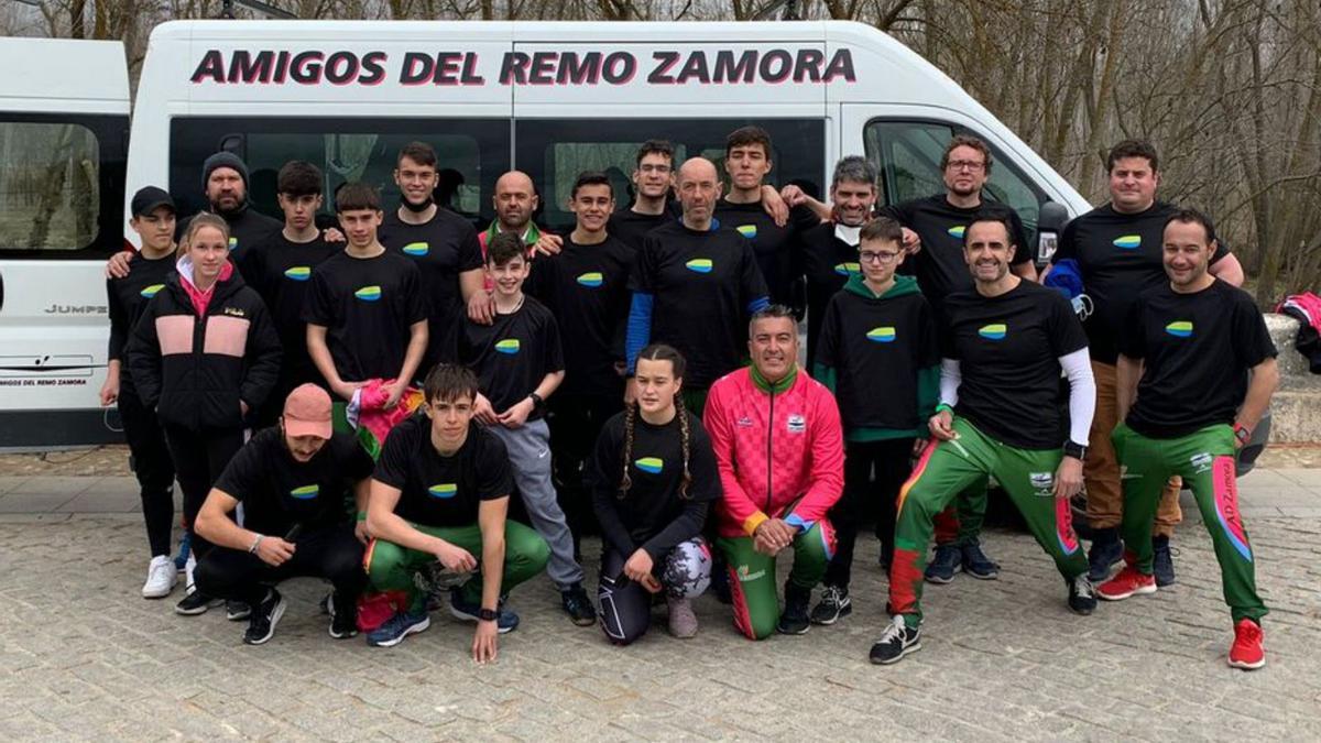 Foto de equipo del Amigos del Remo. | Cedida