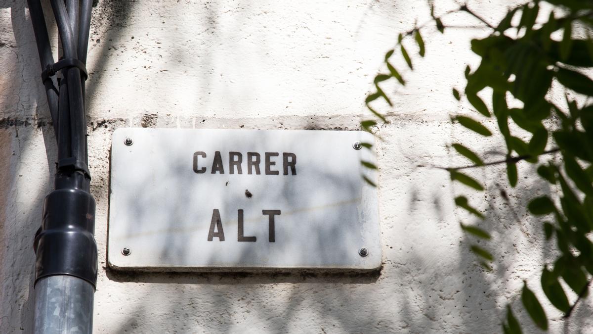 Calle Alt. Apenas ninguna pista ofrece el nomenclátor barcelonés sobre las razones de bautizar así esta calle, más allá de que esté más elevada que otras de su entorno.