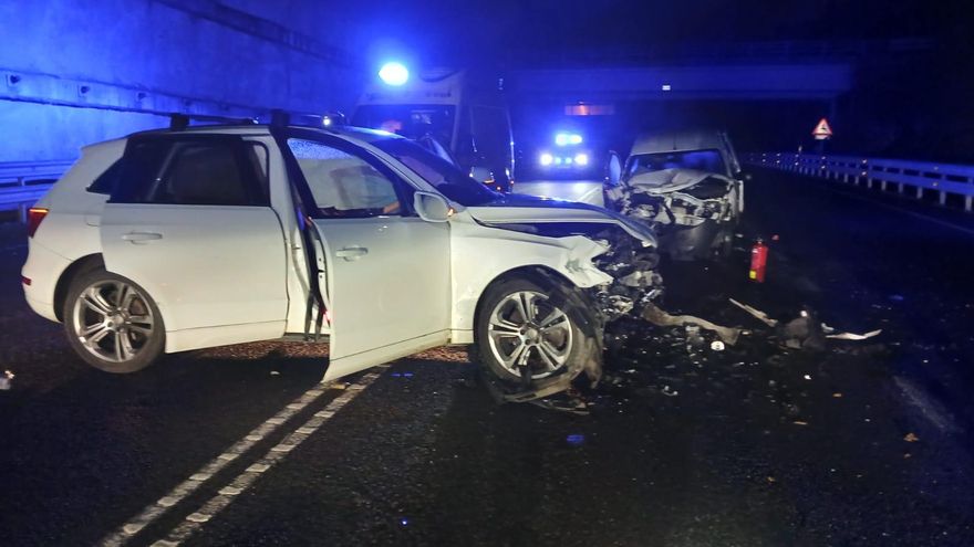 Cuatro heridos en Oleiros en un choque frontal de madrugada
