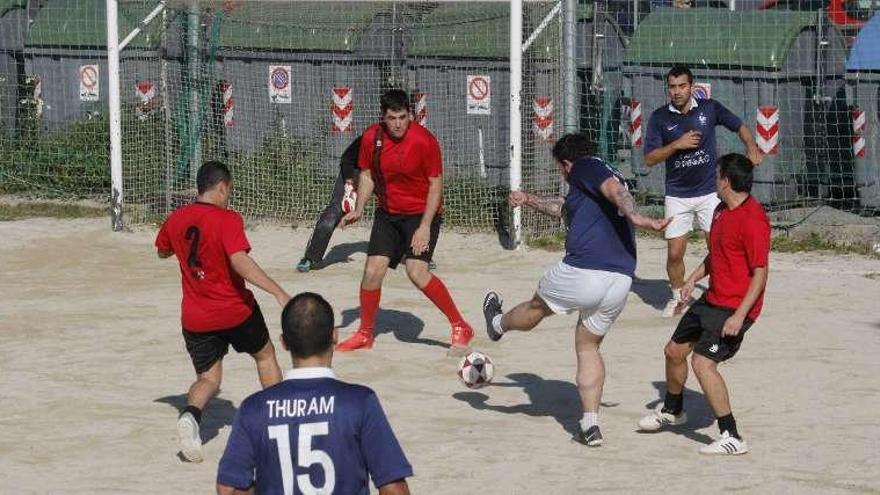 Un encuentro de liga en los campos del Keniata de Cangas. // S.Álvarez