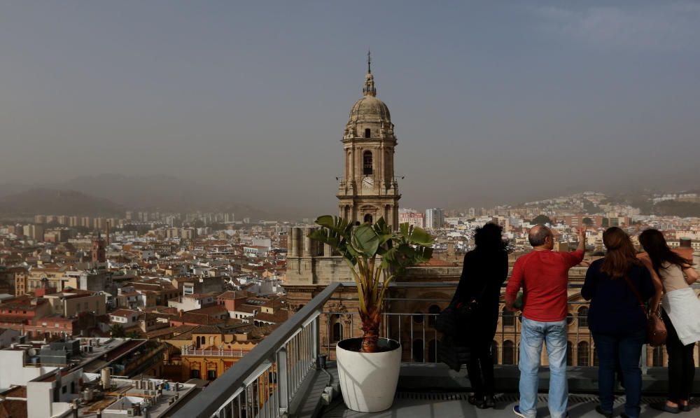 La calima enturbia el ambiente de Málaga