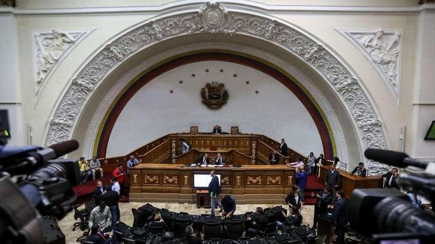 El Parlamento de Venezuela controlado por la policía para formar la Asamblea Constituyente, ayer. // Efe