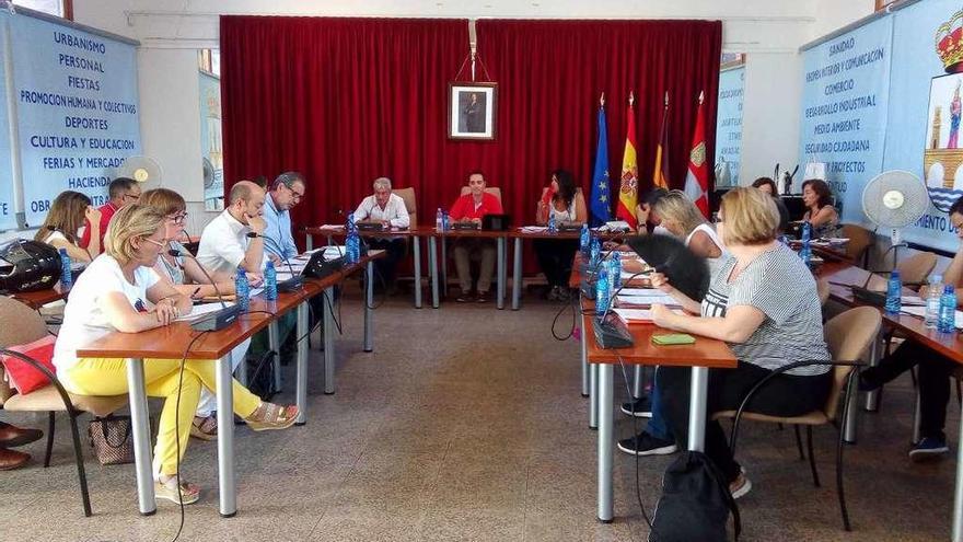 Concejales en el último Pleno celebrado en Benavente.