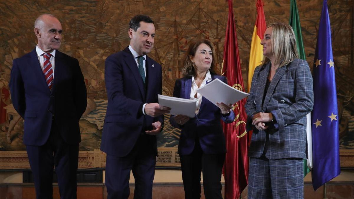 La ministra de Transporte junto al presidente de la Junta, el alcalde de Sevilla y la consejera de Fomento en la firma de la línea 3 del metro.