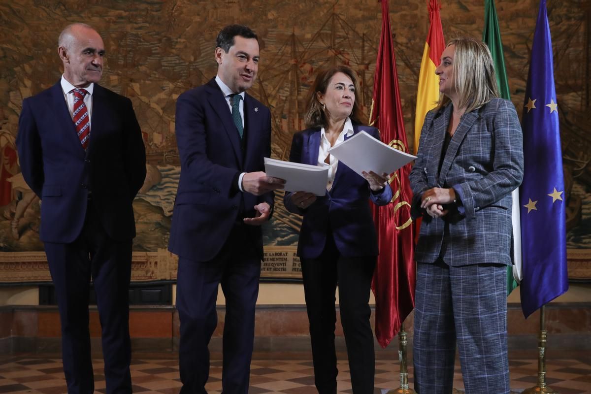 La ministra de Transporte junto al presidente de la Junta, el alcalde de Sevilla y la consejera de Fomento en la firma de la línea 3 del metro.