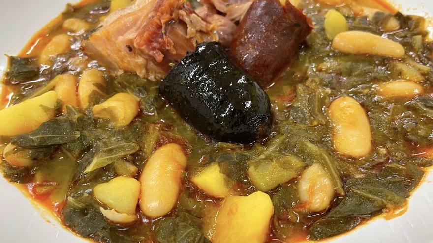 El pote comparte con la fabada su carácter de plato icónico de la cocina asturiana.