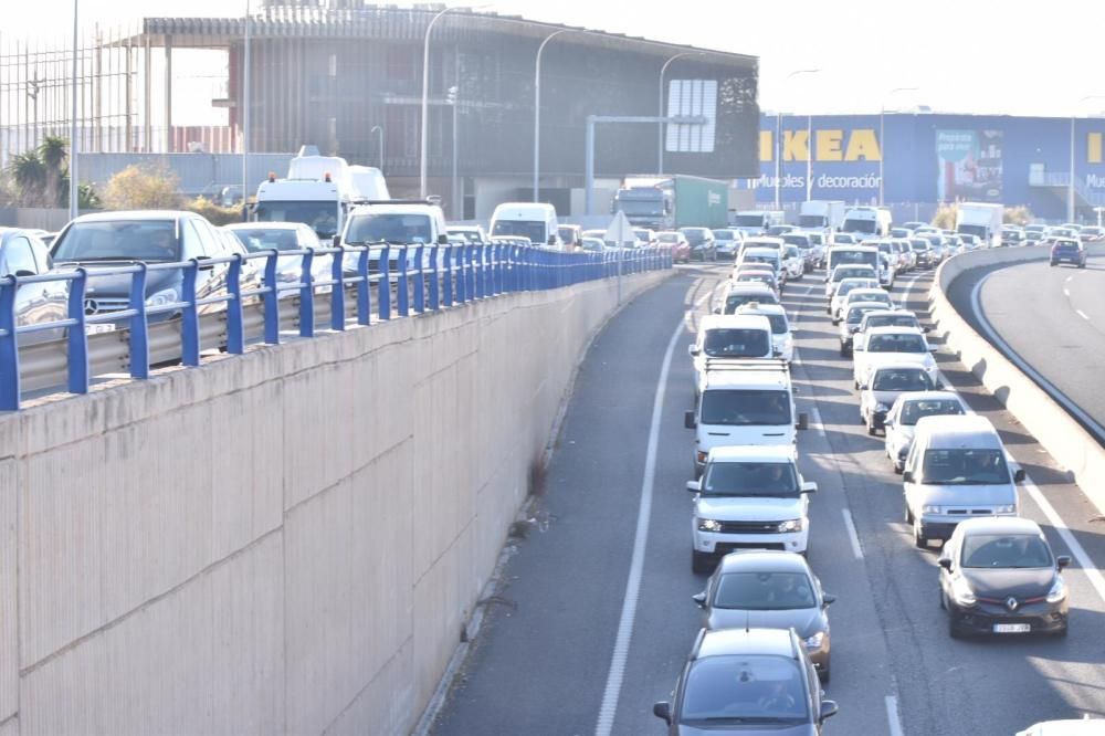 La colisión de tres camiones y dos coches colapsa la Vía de Cintura