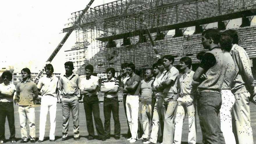 La plantilla del Deportivo en la década de los 80 y al fondo la grada de Preferencia en obras.