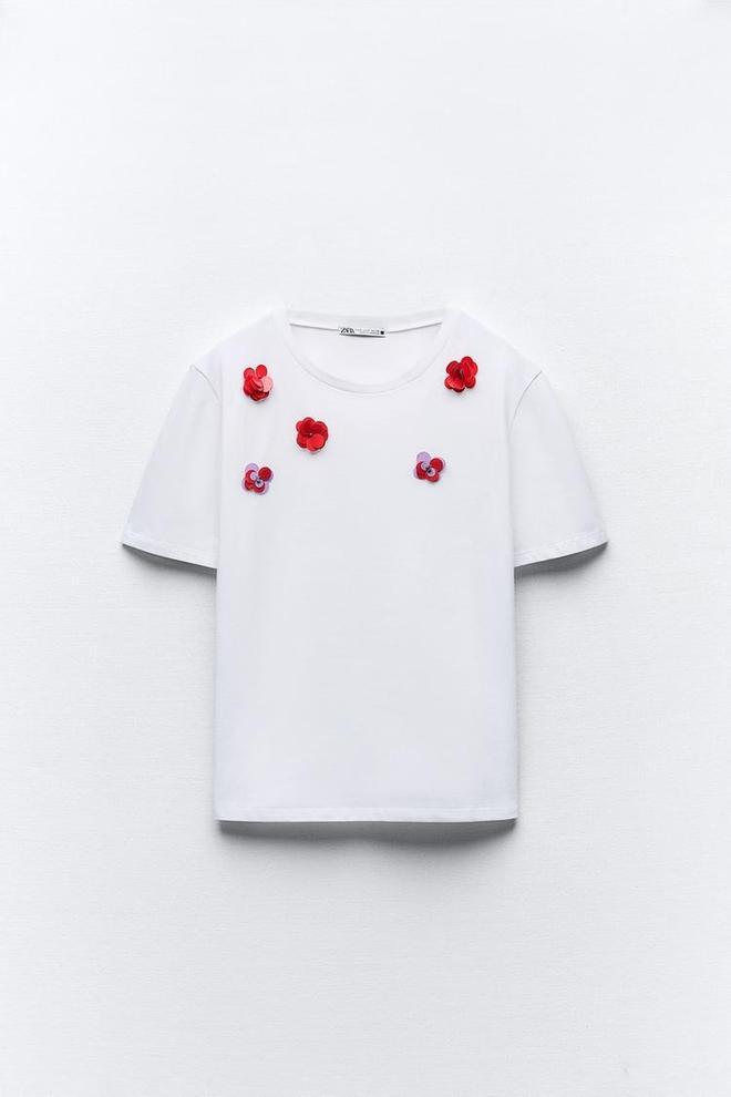 Camiseta blanca con flores