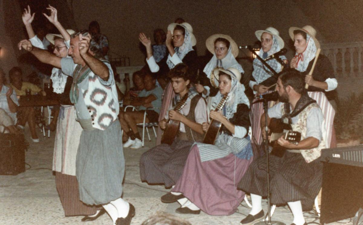 Carles Costa, danzando en una actuación de 1983.