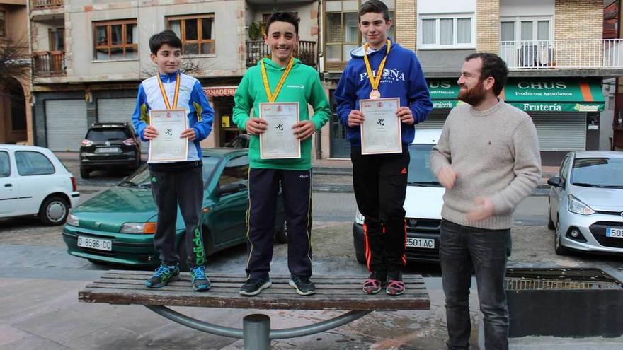 El pódium de los ganadores infantiles, con el alcalde, Iván Allende