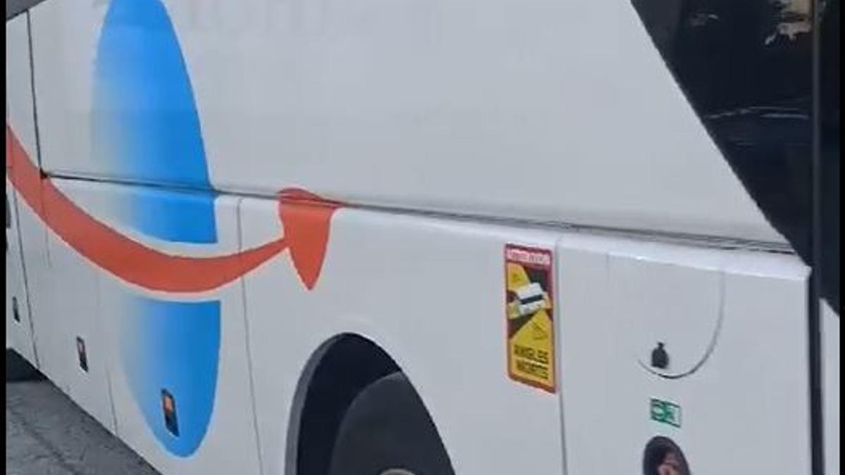 L'autocar va patir l'atac amb líquid corrosiu