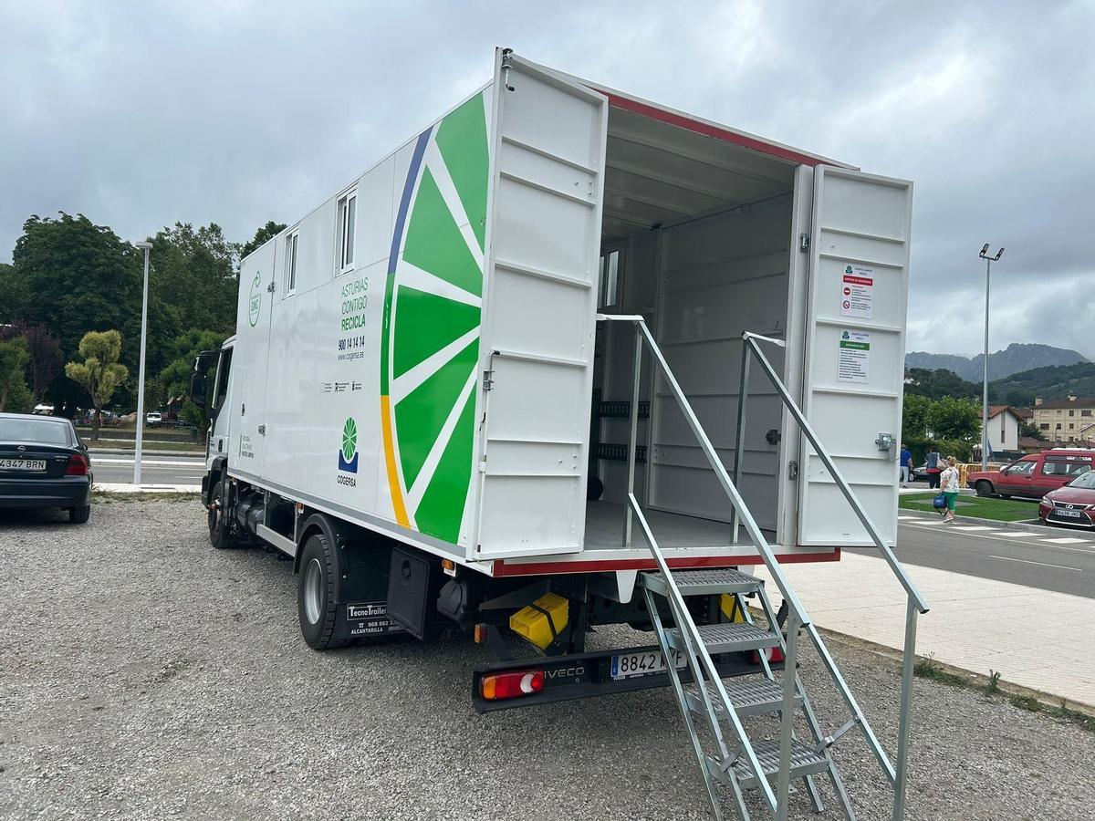 El punto limpio móvil de Cogersa en Pola de Laviana