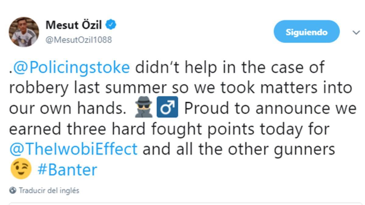 Mesut Ozil bromea con la Policía de Stoke en Twitter