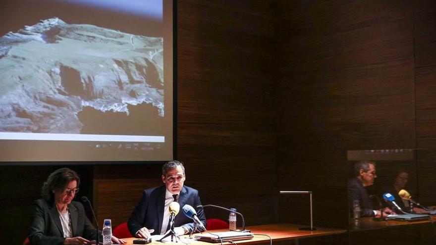 Otilia Requejo y Vicente Domínguez, ayer, durante la presentación del proyecto &quot;Castros marítimos asturianos a vista de dron&quot;, en Oviedo.