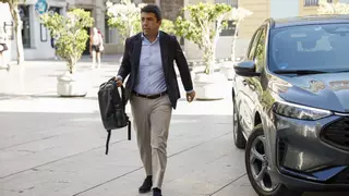 Un home increpa Mazón en la seua visita a Alaquàs: “No estaves en el teu lloc”