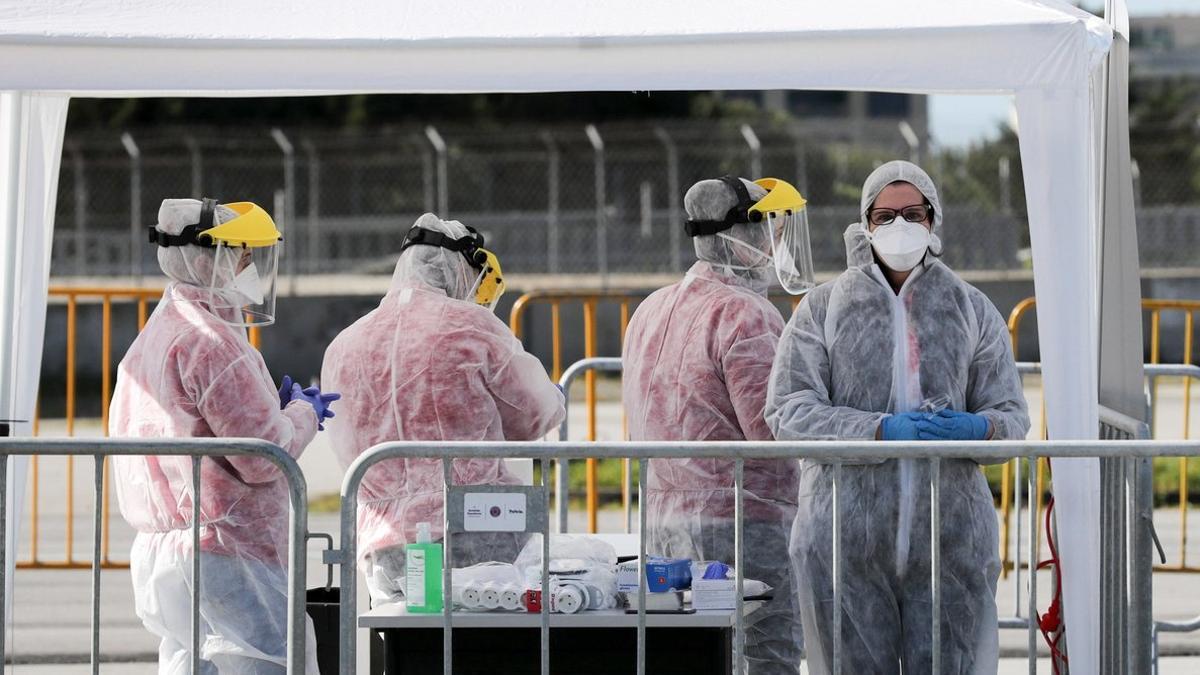 Personal sanitario realizan test de coronavirus a los conductores en Oporto, Portugal, este lunes.