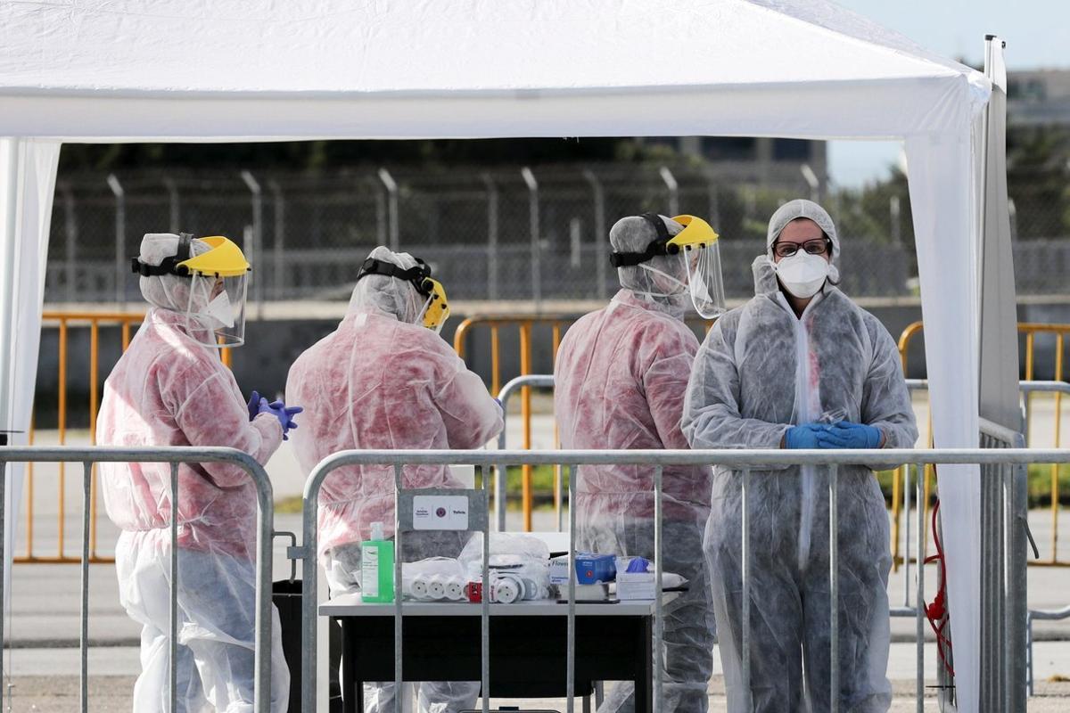 Porto (Portugal), 16/03/2020.- Health care technicians conduct coronavirus tests on drivers near the city park in Porto, Portugal, 16 March 2020. In Portugal, the Directorate General of Health (DGS) on 15 March, confirmed that the nation had 245 cases of COVID-19 infections. EFE/EPA/ESTELA SILVA