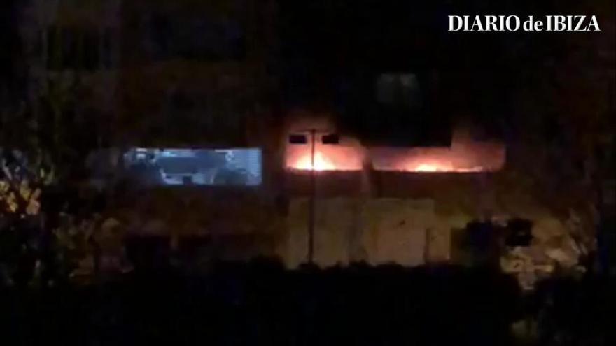 Arde el 'parking' de un edificio residencial en Ibiza