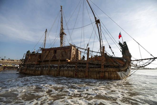 La balsa de juncos Viracocha III se ve en la playa Chinchorro en la ciudad de Arica, en el norte de Chile, durante un lanzamiento en el mar. Tiene como objetivo demostrar la migración ancestral entre los dos continentes.