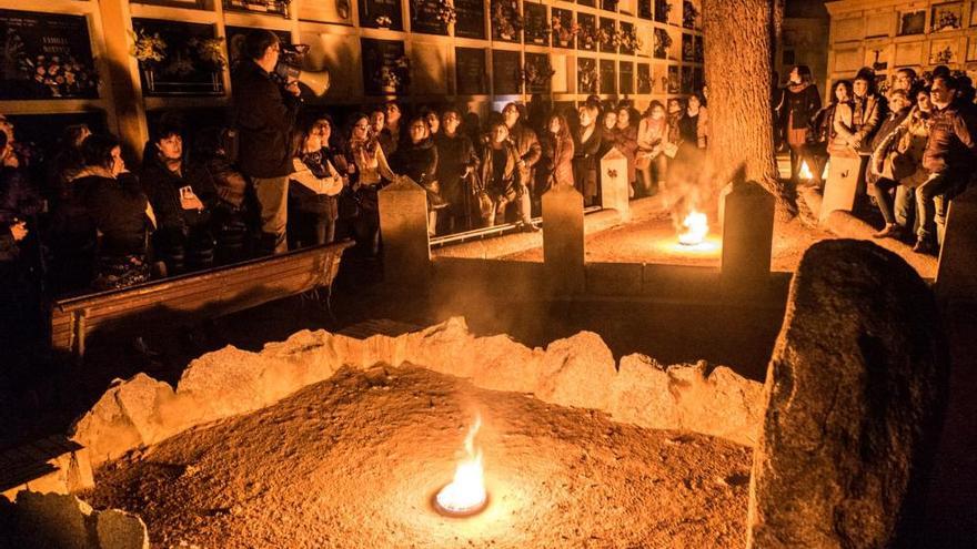 El cementiri s&#039;il·lumina per a una nova visita guiada de Tots Sants