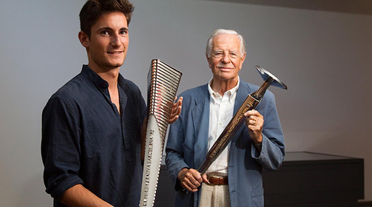 El dissenyador Marc Rocas presenta la torxa del 20è aniversari dels Jocs del 92 amb André Ricard, creador de la torxa olímpica de Barcelona-92.