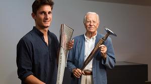 El dissenyador Marc Rocas presenta la torxa del 20è aniversari dels Jocs del 92 amb André Ricard, creador de la torxa olímpica de Barcelona-92.