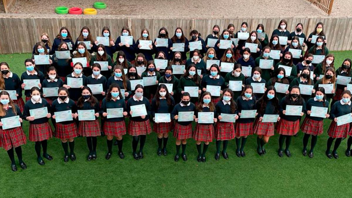 Fotos de familia tras recoger los diplomas.