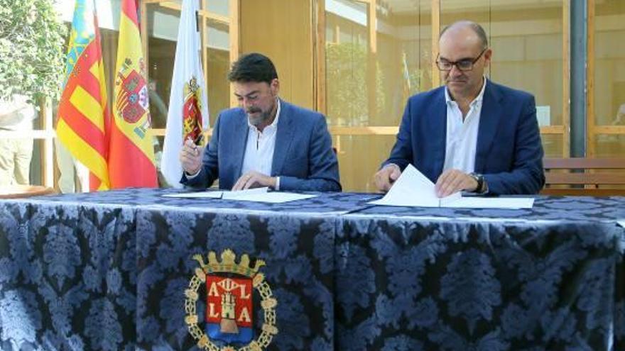El alcalde y el rector firman el convenio marco ayer en el Ayuntamiento.
