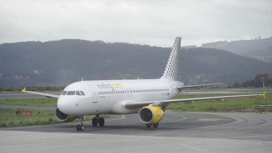 Un avión de Vueling en Alvedro.