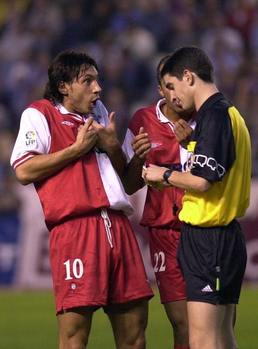 El Zar siempre tuvo una relación un tanto tensa con los árbitros. En la foto, conversa con Undiano Mallenco en el derbi de la 2001/2002 en Riazor.