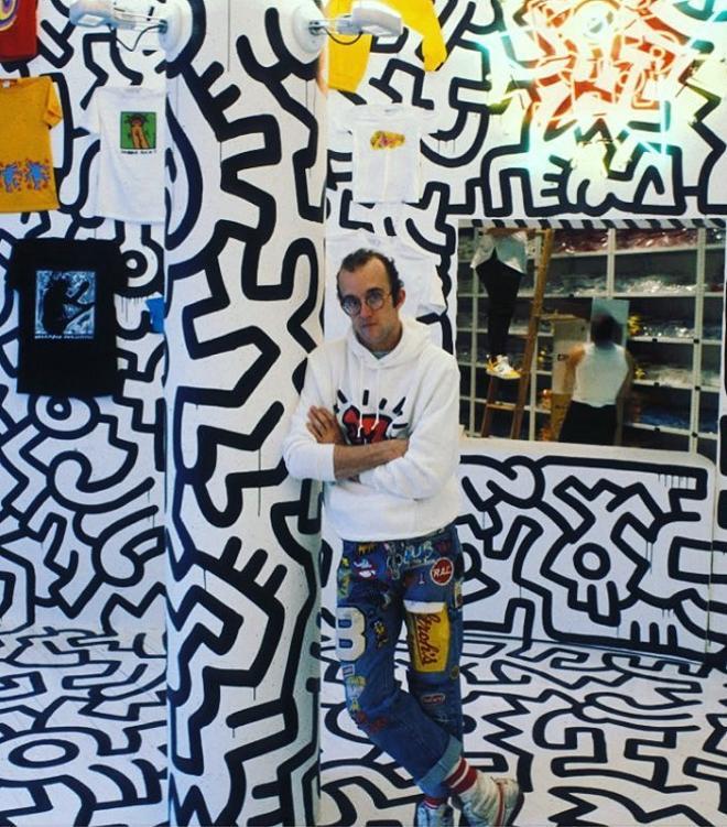 Keith Haring rodeado de sus diseños