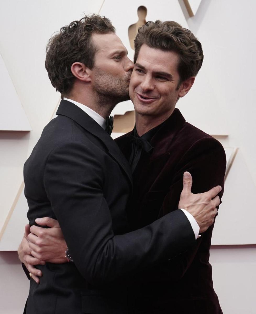 Premios Oscar 2022: Jamie Dornan y Andrew Garfield se dan un beso