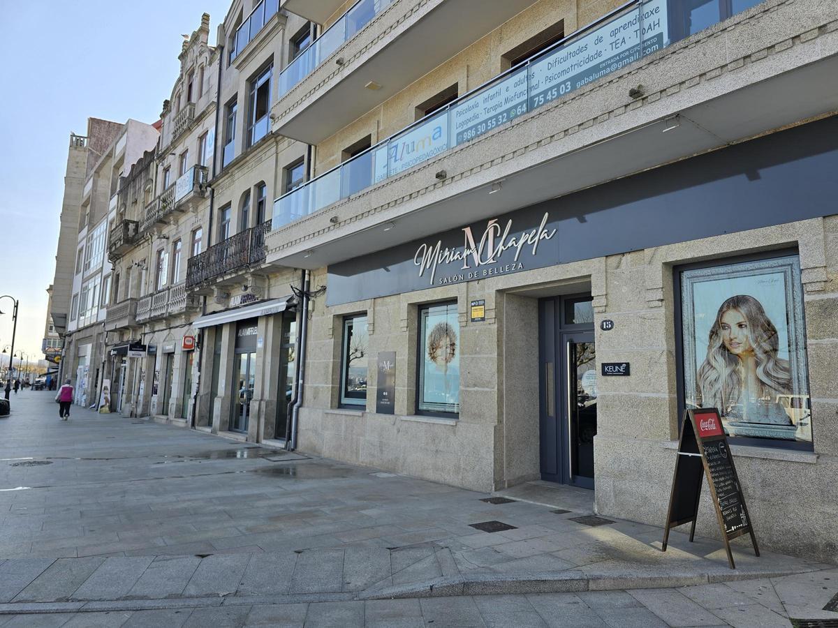 Antiguo local que antes albergaba un banco en Montero Ríos en Cangas y hoy es un salón de belleza.