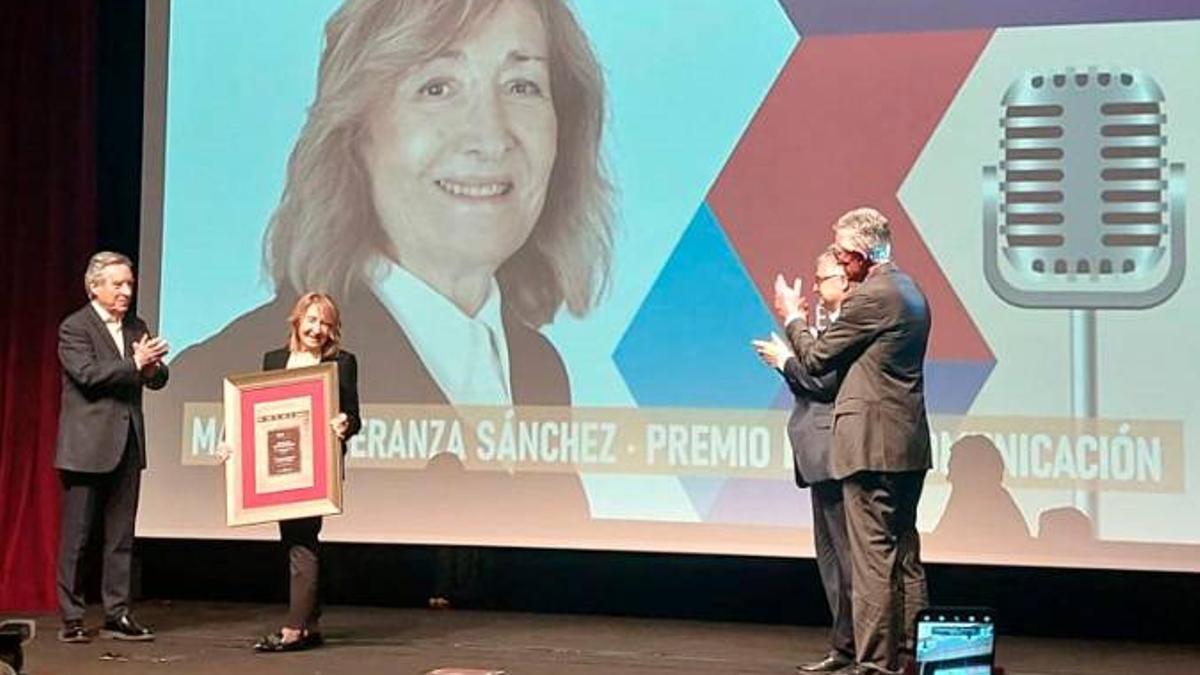 María Esperanza Sánchez con su premio, flanqueado por Iñaki Gabilondo