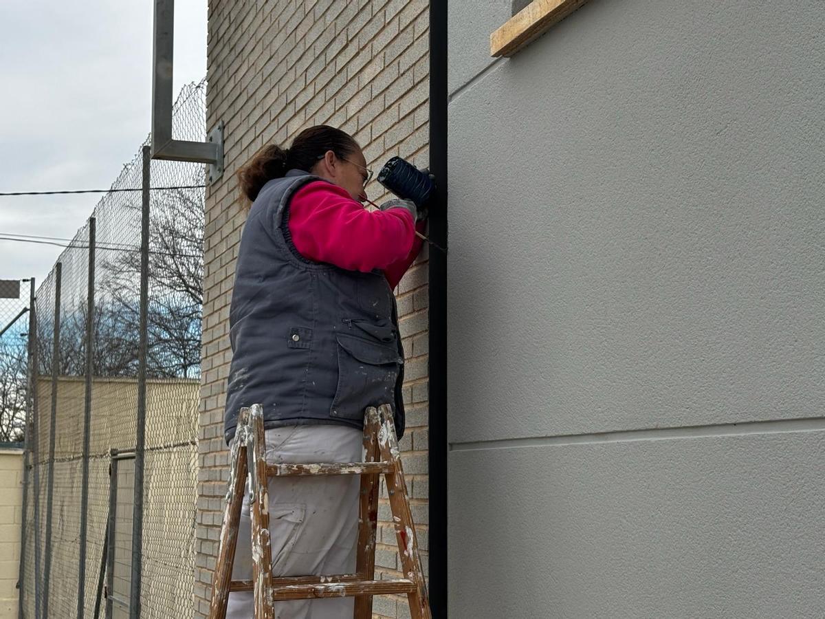 Una alumna de los programas experienciales del servicio de empleo durante los trabajos desarrollados en el campo de fútbol de Puebla de Soto.