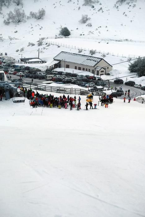 Multitud de esquiadores en Pajares en el domingo tras el temporal de nieve.