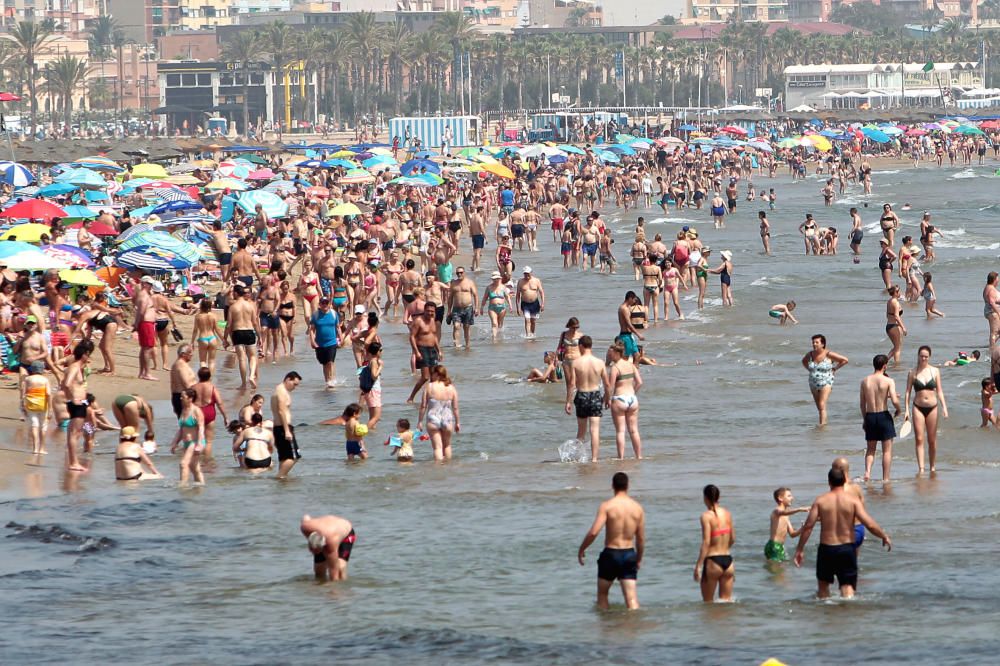 La playa del Cabanyal reabre tras su cierre por vertidos fecales