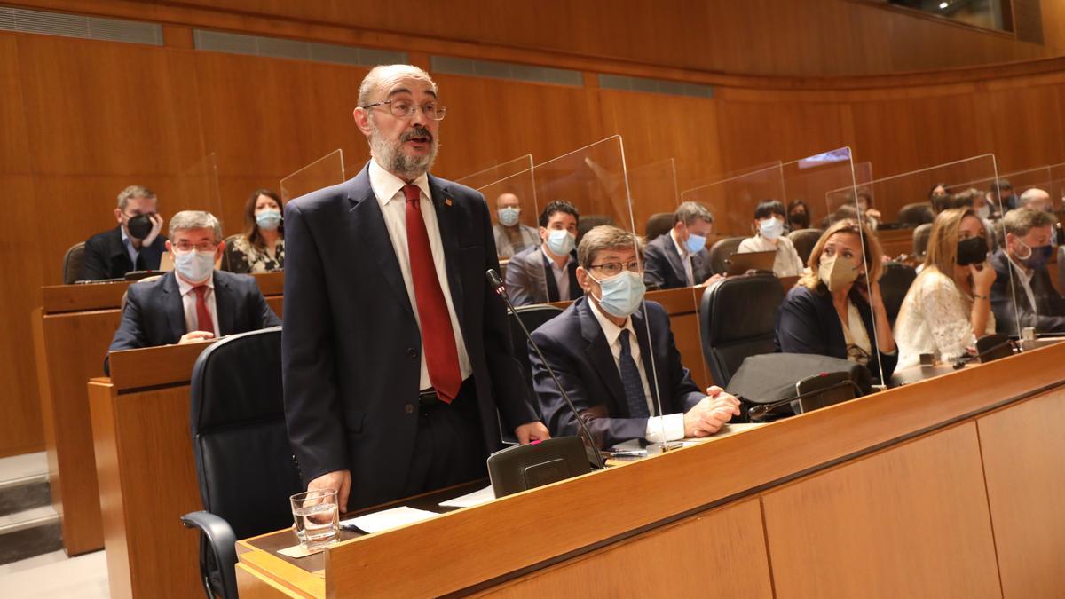 El presidente del Gobierno de Aragón, Javier Lambán, responde a Luis María Beamonte, este viernes en el pleno de las Cortes de Aragón.