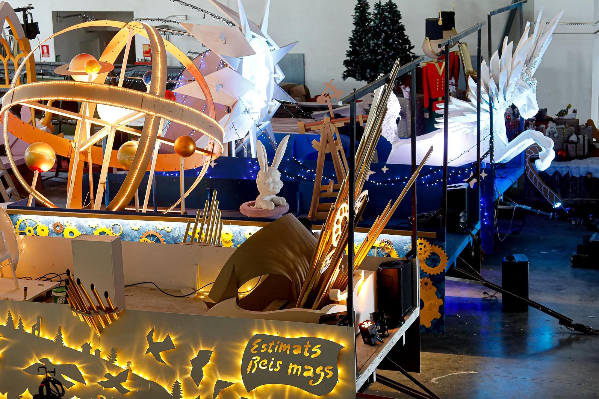 Mira las fotos de los preparativos de las carrozas de los Reyes Magos de Ibiza