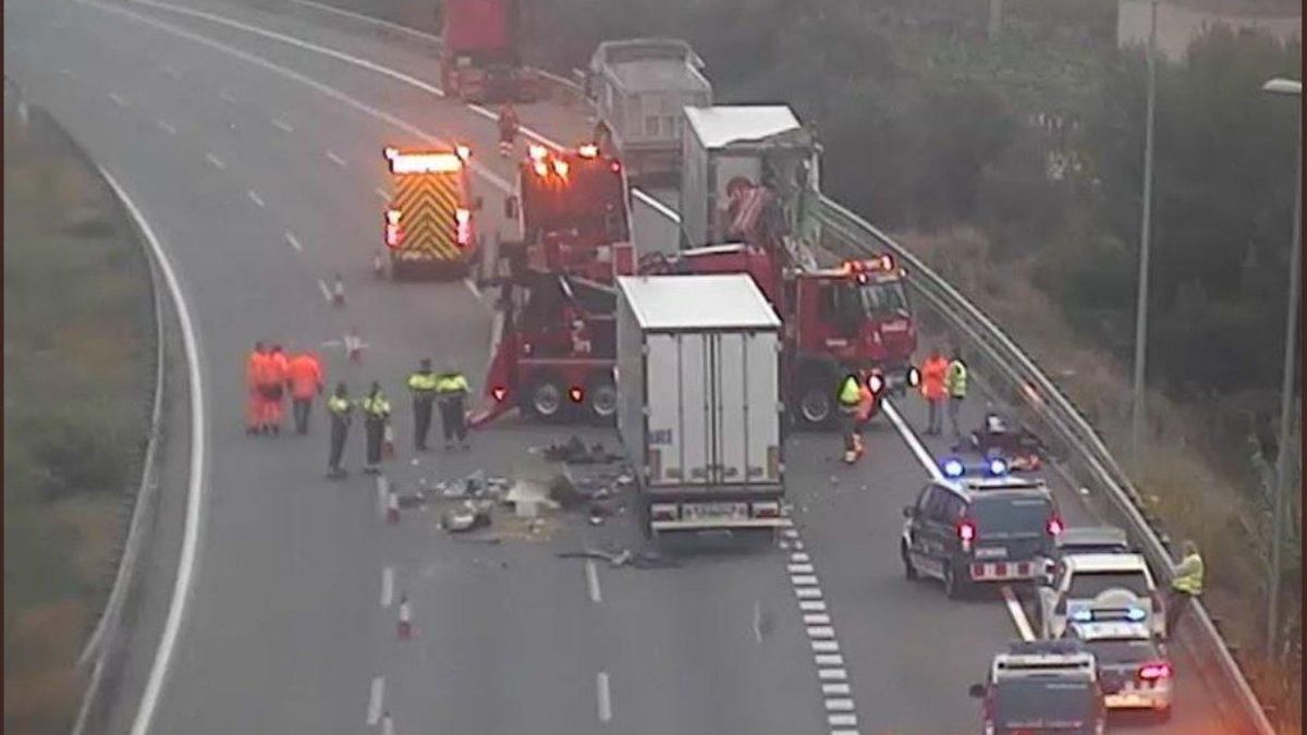 Cortada la AP-7 en Vilafranca del Penedès por un accidente con dos muertos