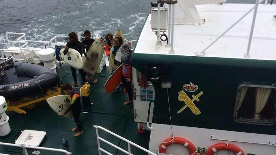 Los surfistas, tras ser rescatados por la Guardia Civil.