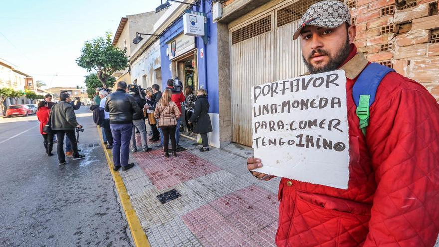 Ayer, en Catral, un indigente pidiendo limosna