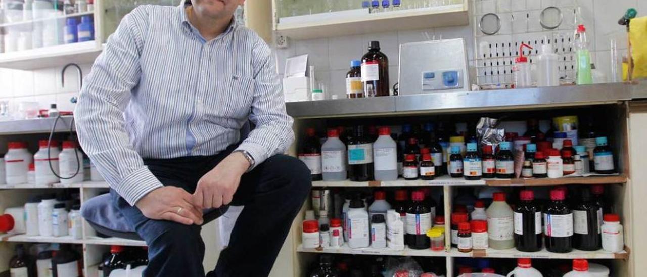 Salvador Ordóñez, en un laboratorio del departamento de Ingeniería Química y Tecnología del Medio Ambiente.