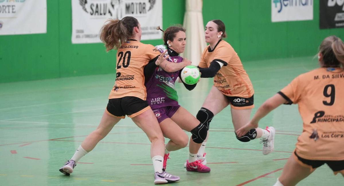 Carla Montero intenta irse de dos rivales.